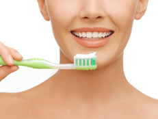 Sigue estos consejitos de Jefferson Dental Clinics: haz buches con agua después de tomar esas infusiones, elige el café menos intenso y añade crema o leche; utiliza hilo dental a diario; recurre al bicarbonato de sodio para sacar las manchas superficiales y enjuágate con agua oxigenada 2  veces por semana. Cepíllate con pasta dental blanqueadora después de beber café o té, y visita a menudo al dentista.
