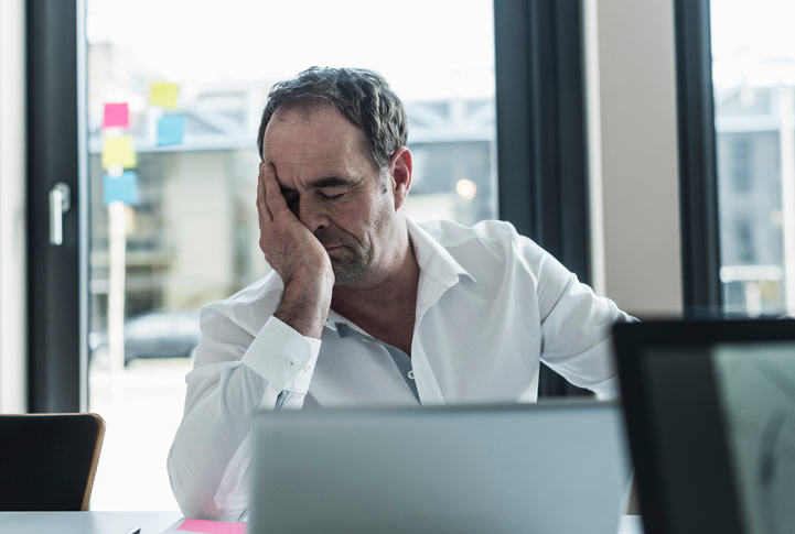 Con el paso del tiempo los hombres, al igual que las mujeres, sufren cambios hormonales y sus efectos. Esa etapa la conocemos como menopausia masculina y, aunque se trate de una experiencia común, hay mucho desconocimiento. ¿Cuándo ocurre? ¿Cuáles son sus síntomas? ¿Se pueden tratar? Sigue leyendo y entérate de lo que necesitas saber de este proceso.