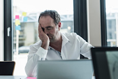 Con el paso del tiempo los hombres, al igual que las mujeres, sufren cambios hormonales y sus efectos. Esa etapa la conocemos como menopausia masculina y, aunque se trate de una experiencia común, hay mucho desconocimiento. ¿Cuándo ocurre? ¿Cuáles son sus síntomas? ¿Se pueden tratar? Sigue leyendo y entérate de lo que necesitas saber de este proceso.