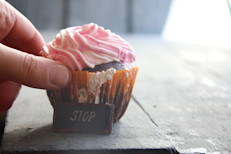 En sus consejos, Gwyneth Paltrow prohíbe los aperitivos a la hora de acostarse y cree debe existir una brecha de ayuno de 12 horas, lo que significa terminar la cena a las 8pm y desayunar a las 8am.