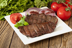 El cobre desempeña un papel esencial para el buen funcionamiento de la tiroides y para la producción de las hormonas responsables de regularla. Los alimentos que más cantidad de este micromineral contienen son el hígado, riñón, mollejas y otras vísceras. También se encuentra en carnes, cereales integrales, cacao y legumbres.