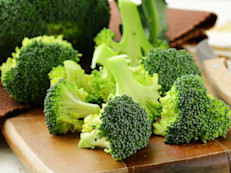 El brócoli es una rica fuente de vitaminas A, B, C, K y E y Omega 3, que ayudan a mantener la piel joven, limpia, suave y radiante. La vitamina C produce colágeno y mantiene la piel sana y flexible. Natural Standard refiere que los brotes de brócoli protegen la piel de los daños de los rayos ultravioleta.