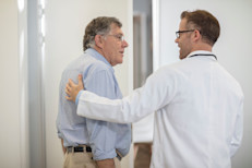 A partir de los 40 años, los hombres experimentan una reducción del 3% en la testosterona; después de los 60, cerca del 20% experimenta la andropausia. Algunos estudios estiman que el hombre promedio de 80 años tendrá aproximadamente un 50% menos de testosterona que cuando era un hombre joven. 