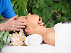 Según quienes creen, las piedras curativas poseen un campo energético y vibratorio que ayuda a recuperar el equilibrio en el cuerpo espiritual de cada uno o el  “aura”, una energía electromagnética que sobresale del cuerpo físico y que se supone es donde se generan las enfermedades.