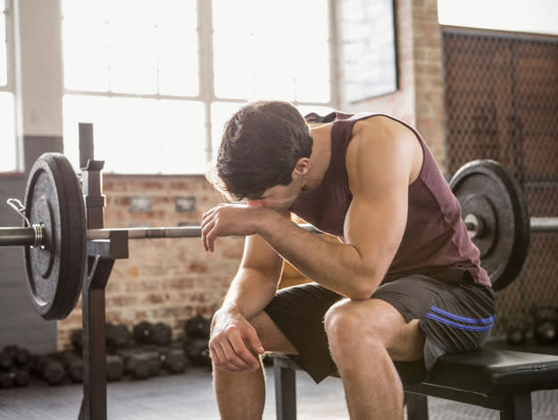 El gimnasio es el lugar ideal para los que buscan ponerse en forma, recuperar condición física o hacer algo por su salud. Sin embargo, en el intento se pueden cometer ciertos “pecados” que lo único que harán será entorpecer el entrenamiento, no alcanzar los objetivos deseados y causar deserción. ¿Quieres saber cuales son?