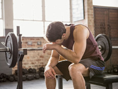 El gimnasio es el lugar ideal para los que buscan ponerse en forma, recuperar condición física o hacer algo por su salud. Sin embargo, en el intento se pueden cometer ciertos “pecados” que lo único que harán será entorpecer el entrenamiento, no alcanzar los objetivos deseados y causar deserción. ¿Quieres saber cuales son?