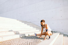 La vida sedentaria retrasa la renovación celular y hace más lenta la generación de colágeno. Tu cuerpo pierde tono muscular, mientras que la piel carece de elasticidad y luce menos luminosa. Si no eres amante del gimnasio, puedes salir a caminar o andar en bicicleta, 30 minutos por día, 5 veces por semana marcará la diferencia. Otros ejercicios que pueden resultar útiles son: