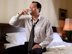 "Es importante que evites tomar grandes cantidades de líquidos al menos 90 minutos antes de ir a la cama", comenta la Dra. Bauer. "Si tomas muchos líquidos justo antes de ir a dormir, tendrás que estarte levantando para ir al baño constantemente durante la noche, por lo que no disfrutarás de un sueño reparador".