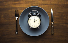 Una decisión muy común en las personas que buscan bajar de peso o comer menos, es la de saltear comidas. Existen casos en dónde esto puede llegar a funcionar, como el ayuno intermitente. Sin embargo, es más probable que eliminar tiempos de comida pueda desencadenar en que comas más en el futuro. Por lo tanto, apégate a una dieta constante.
