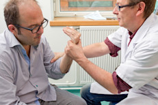Los dos grandes factores de riesgo son ser mujer y llegar a la menopausia (se pierde la quinta parte de masa ósea), pero los hombres no son inmunes a la enfermedad. Dos millones de hombres estadounidenses tienen osteoporosis y uno de cada cuatro sufrirá una fractura asociada después de los 50 años.