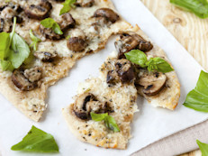 Es recomendable hacer una pizza utilizando pan árabe integral y con vegetales como champiñones y pimientos. También preparada con salsa de tomate natural, no procesada. Y queso mozzarella bajo en grasa. Limita tu porción a una rebanada o una pieza de pan mediana.