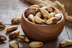Este tipo de nuez es rica en selenio, un mineral importante para la glándula tiroides, responsable de regular la función metabólica y producir hormonas esenciales. También posee un importante contenido de proteínas y grasas saludables, que, junto al selenio, favorecen el funcionamiento de la reproducción y del sistema inmunitario.