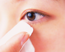 Lagrimeo, enrojecimiento, dolor, cansancio y ardor o picazón en tus ojos son síntomas de fatiga ocular. También lo son tener visión borrosa o doble, dolor de cabeza, cuello, hombros o espalda, más sensibilidad a la luz, dificultad para concentrarte y sentir que no eres capaz de mantener los ojos abiertos.