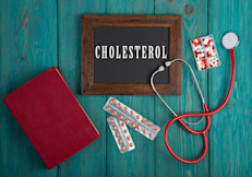 Los betacarotenos y flavonoides que contienen la naranja actúan como antioxidantes y a la vez impiden la aterosclerosis, o depósito de placa debido a la acumulación de colesterol, en las paredes de las arterias. Diferentes estudio asociaron un doble beneficio al consumo de su jugo, por un lado, reduciendo el colesterol "malo", y por el otro mejorando la presencia del "bueno".