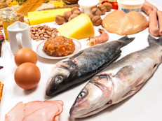 Elige comer grasas saludables a base de nueces, aguacate y pescado de grasa azul (salmón, sardinas) en lugar de comida rápida. Las grasas trans están relacionadas con un mayor riesgo de enfermedad cardíaca y obesidad, entre otros problemas.