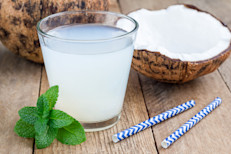 Este fruto te ayudará a fortalecer los tejidos conectivos de la piel para mantenerla suave, tersa y flexible. Por su composición hidratante y antioxidante, tanto el aceite como el agua de coco dan luminosidad a tu piel y promueven una protección contra el envejecimiento prematuro.