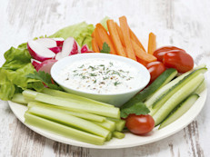 Los snacks recomendados son verduras como jícama, pepino, zanahorias picadas con limón y sal. También un buen refrigerio es una ración de 1 onza (28 g) equivalente a ¼ de taza de cacahuate acompañado de 30 g de queso bajo en grasa. "Los cacahuates se pueden sustituir por 6 nueces o 10 almendras. Y la jícama se debe limitar a una porción de una taza. No es libre", dijo Rabell.