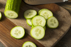 El uso más popular del pepino es crudo, como ingrediente de las ensaladas. Pero, gracias a que está compuesto en más de un 95% por agua, actúa como un potente hidratante cutáneo. Además, posee vitaminas B y C, propiedades suavizantes y una rica cantidad de enzimas que lo convierten en aliado excelente para hidratar y aportar vitalidad a la piel, y combatir la flacidez.