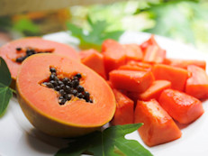 La papaya es un aliado maravilloso para el sistema digestivo, debido a la papaína que se encuentra presente en la fruta. Además, por su alto contenido en fibra estimula el movimiento o motilidad intestinal, por lo que resulta muy buena para combatir el estreñimiento. 