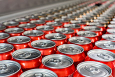 Los refrescos, incluidos los dietéticos, puede causar calambres estomacales e hinchazón debido a que se fabrican con agua carbonatada y edulcorantes que provocan burbujas adicionales en el tracto digestivo. Otro situación que favorece la hinchazón cuando se toman estas bebidas, es hacerlo con popote o pajilla, ya que aumenta la ingesta de aire.
