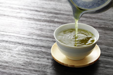 El té verde es el verdadero rey de las infusiones. Diferentes investigaciones hallaron que puede estimular la cognición, potenciando la actividad cerebral, disminuir el envejecimiento, y prevenir los problemas de memoria o enfermedades como el Alzheimer. También se muestra beneficioso para el corazón, ya que ayuda a quemar grasas y disminuir los niveles de colesterol e hipertensión.