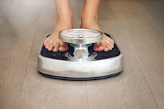 El estilo de vida sedentario consiste en estar mucho tiempo sentado o acostado, haciendo poco o nada de ejercicio. Esto puede ser la causa de muchas enfermedades crónicas, como obesidad, niveles de colesterol y presión arterial alta, síndrome metabólico, diabetes, osteoporosis e incluso ciertos tipos de cáncer. Puedes combatirlo con los siguientes cambios en tu estilo vida: