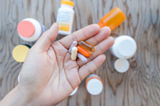 Para millones de personas que padecen de rinitis, los antihistamínicos y los medicamentos corticosteroides nasales brindan un alivio temporario de los síntomas. Para otros, las vacunas para la alergia significan una alternativa de tratamiento que puede ofrecer alivio prolongado. Y casi la mitad de las personas con alergias prueban una medicina natural. Entérate qué suplementos podrían funcionar…