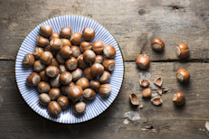 Las avellanas no solo sirven para combatir el colesterol o enfermedades cardiovasculares, también son ricas en calcio, magnesio, vitamina A y por supuesto, vitamina E. Con 100 g se puede cubrir el consumo diario recomendado. La leche y crema de avellana también son opciones que puedes incorporar.
