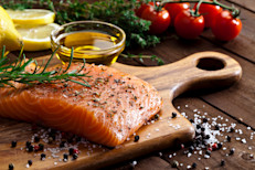 El salmón, sardinas, caballa, atún y la trucha son excelentes fuentes de ácidos grasos del tipo Omega 3 que ayudan a mantener la piel hidratada y con mayor elasticidad. Este compuesto ayuda a regenerar las células de la piel y mantener su grado de hidratación, previniendo de esta forma el envejecimiento cutáneo y la flacidez.