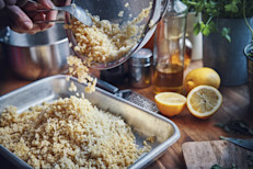 La quinua se puede adaptar a muchos tipos de comidas, como ensaladas, carnes, pescados, cremas o con frutas y yogures. También se utiliza para hacer cervezas, harinas y sopas. Su preparación es sencilla, debes lavarla sin dejarla en remojo y hervirla durante unos 10 a 15 minutos, según lo que indique el envase (se utilizan dos partes de agua por una de quinua) hasta que doble su tamaño. 