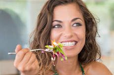 Los especialistas recomiendan comer despacio y masticar cada bocado por lo menos 15‑30 segundos. Así se trituran los trozos de comida y las enzimas de la boca comienzan a desdoblar los nutrientes. Además, esto le da oportunidad al cuerpo de enviarle una señal al cerebro de que el estómago está lleno.