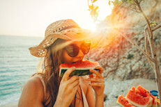 Entre los mejores alimentos para combatir la piel seca se encuentran aquellos que contienen un alto porcentaje de agua. Elige frutas como sandía, piña, naranjas, melón o tomate, y vegetales como pepino, espárragos, apio, berenjena, rábanos, calabazas, coles, lechugas, espinacas o acelgas. De esta forma te hidratarás y obtendrás muchos nutrientes esenciales a la vez.