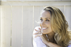 El aceite de jojoba puede ser útil para la salud del cabello, previniendo su caída. Si bien son necesarios más estudios para probar esta propiedad, se cree que es posible gracias a que afecta a las sustancias que obstruyen los folículos capilares, garantizando un crecimiento normal del cabello.