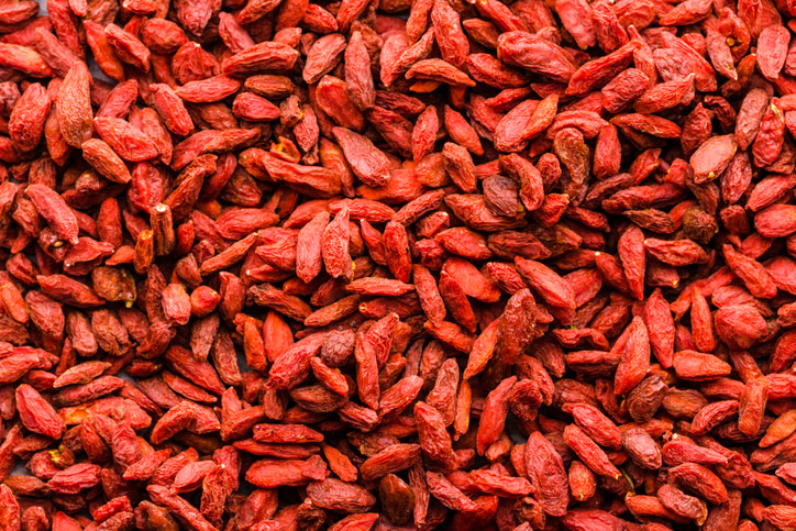 Las bayas de goji son frutos de origen asiático que se usan desde hace miles de años con fines medicinales, principalmente para mejorar la longevidad y fortalecer las defensas. Además, es uno de los alimentos con mayor concentración de nutrientes y antioxidantes. Conoce aquí todas sus propiedades y cómo consumirlas. 