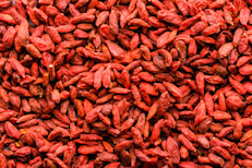 Las bayas de goji son frutos de origen asiático que se usan desde hace miles de años con fines medicinales, principalmente para mejorar la longevidad y fortalecer las defensas. Además, es uno de los alimentos con mayor concentración de nutrientes y antioxidantes. Conoce aquí todas sus propiedades y cómo consumirlas. 