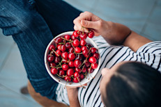 Estudios han demostrado que comer cerezas agrias podría servir para disminuir la frecuencia de los dolores en las articulaciones. Los investigadores sospechan que unas sustancias llamadas antocianinas de las cerezas poseen efectos antiinflamatorios. Las antocianinas se encuentran en otras frutas rojas y moradas, como  fresas, frambuesas, zarzamoras y arándanos. Sin embargo, las cerezas agrias contienen los niveles más elevados.