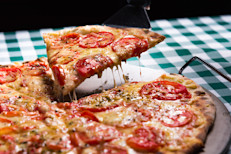 Las grasas saturadas desencadenan la inflamación del tejido adiposo, que, además de ser un indicador de la enfermedad cardíaca, empeora la inflamación en las articulaciones. La pizza y el queso son las mayores fuentes en la dieta promedio, pero también se encuentran en las carnes rojas y los productos lácteos no descremados.