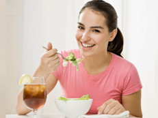 Cuando estamos por ir a dormir, es muy importante cuidar lo que comemos: al estar acostados, algunos alimentos son más difíciles de digerir, causando problemas digestivos, insomnio o malestar a la mañana siguiente. Por eso, toma nota de lo que debes evitar en la cena para tener una noche de descanso.