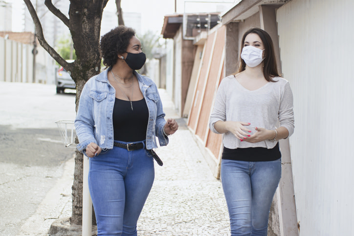 Para muchos, la caminata es una forma efectiva y sencilla de incorporar la actividad física en la rutina o simplemente despejarse. Sin embargo, la pandemia de enfermedad por coronavirus puede limitar este ejercicio, pero no imposibilitarlo. Aquí te mostramos consejos para realizar tus caminatas diarias de forma segura: