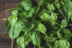 Estos dos vegetales no solo comparten un color verde intenso, en ellos también podemos encontrar una importante presencia de luteína y zeaxantina, compuestos con propiedades antioxidantes que capaces de proteger y mantener las células oculares sanas.