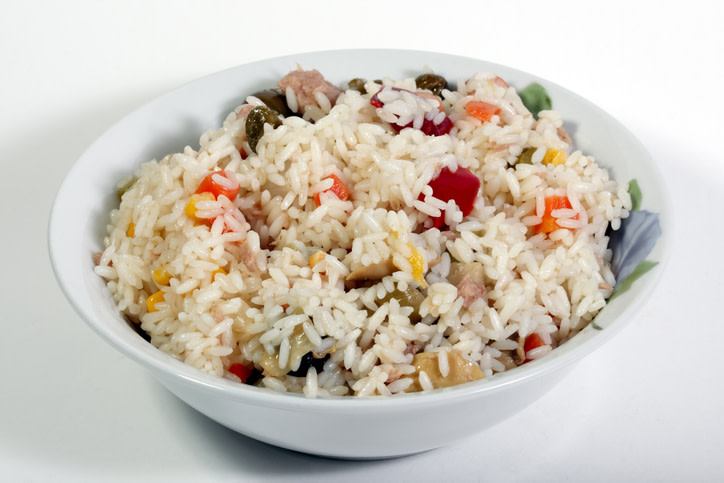 Ingredientes para 4 porciones:1/2 taza de arroz blanco de grano largo cocido1 1/4 de chile pimiento rojo finamente picado1 taza de apio (crudo) machacado con las hojas360 g de atún enlatado en agua 2 latas2 cucharadas de aceite de oliva para la vinagreta1/8 cucharadita de sal marina o comúnPreparación:Hervir el arroz en abundante agua con sal.Cuando esté a punto (aproximadamente 15 minutos) colar y dejar enfriar.Untar el pimiento con aceite.Poner el pimiento en horno moderado hasta que la piel se arrugue y se desprenda de la pulpa (media hora aproximadamente), girándolos de vez en cuando.Sacar el pimiento del horno, dejar que se enfríe y pelar.Abrirlo al medio, desechar las semillas y cortarlo en trozos.Cortar picar el apio.Cortar el atún en trozos.Mezclar los ingredientes y condimentarlos con sal y aceite.Tips culinarios:Se puede usar mayonesa en lugar de aceite, mezclándola en un molde y armando un budín.En este caso servir sobre una base de lechuga y decorar con tiras de ajíes (pimientos) y aceitunas.Información nutricional por porción:Kcal: 197Proteínas: 15 gGrasa: 9 gCarbohidratos: 14 gColesterol: 17 mgSodio: 217 mg