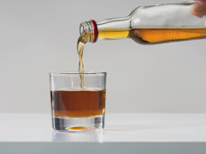El tequila también ayuda a bajar los niveles de colesterol en la sangre y facilita la digestión, gracias a las altas cantidades de inulina que contiene. Si quieres disfrutar de sus beneficios, debes tomarlo solo (para no sumarle calorías) y con moderación.
