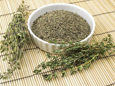 "El tomillo es rico en thymol, un antiséptico natural; enjuagarse la boca con una infusión de tomillo todos los días evitaría el mal aliento y otros problemas orales, como caries o infecciones, pues acabaría con las bacterias que los producen", de acuerdo con el Dr. Meikun Fan, de la Universidad de Victoria en Canadá. Además, es una hierba muy usada para tratar afecciones en las vías respiratorias, ya que actúa como antiséptico y expectorante.