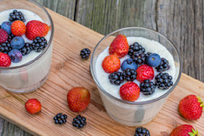 ¿Es posible saciar un antojo azucarado sin dañar la función de los riñones? Por supuesto, solo debes variar entre diferentes bayas, como arándanos, frambuesas, fresas o zarzamoras. Estos frutos son ricos en antioxidantes, llamados antocianinas, que favorecen la salud celular, y así, garantizan una buena función urinaria.