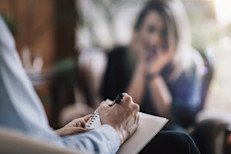 Como ocurre con otras adicciones, puede que muchas personas puedan necesitar la ayuda de un profesional para superarlas. Si notas que el uso del celular o Internet está afectando tu vida, prueba consultar por terapia cognitivo‑conductual o grupos de apoyo.