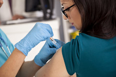 Para la temporada 2017‑2018, se recomienda no utilizar la vacuna contra la influenza en atomizador nasal (LAIV). Sólo se recomienda el uso de vacunas inyectables. Las drogas contra la influenza se han actualizado para que se adapten mejor a los virus que circulan actualmente, y este año hay una nueva vacuna recombinante tetravalente: "Flublok Quadrivalent" (RIV).
