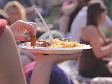 Festivales musicales, ferias, kermeses, desfiles de carnaval... todos son espacios al aire libre en donde se fríen los más terribles desastres gastronómicos. Desde macarrones con queso fritos (610 calorías) hasta patas de pavo que flotan en aceite (1,136 calorías)