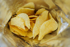 Es común consumir ciertos alimentos, como los dulces o snacks, desde sus paquetes. Este es un grave error, ya que no nos permite limitar las raciones. Los expertos recomiendan servir en platos o recipientes porciones que nos ayuden a controlar el consumo diario. Practica durante algunos días hasta que encuentres la medida adecuada.