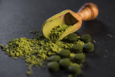 Esta alga es uno de los referentes de los "superalimentos". Normalmente se consume en forma de polvo y puedes encontrarla en cualquier tienda naturista o mercado online. Si bien existen variedades fortificadas en colágeno, la espirulina ya es rica en minerales y vitaminas que estimulan su producción. Además, puede favorecer la salud y elasticidad de la piel.