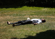 Si te sientes débil o con dolor de cabeza, ve a un área fresca o a la sombra, y descanse. Si sientes mareos, confusión, debilidad o pérdida del conocimiento, acude a un médico.
